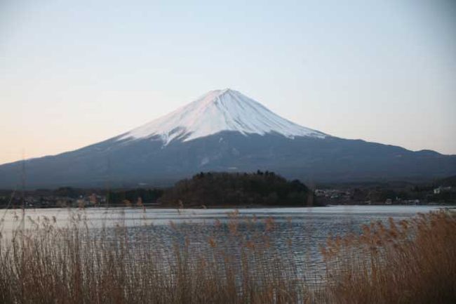 河口湖・大石公園にて<br /><br />上手く紅く染まるかな。<br />これを撮りたくて待っていました。<br /><br />０６時１４分です。<br /><br /><br />