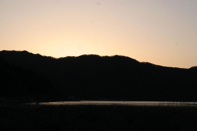 河口湖・大石公園にて<br /><br />東の空がかなり明るくなってきました。<br /><br />０６時３３分です。<br />