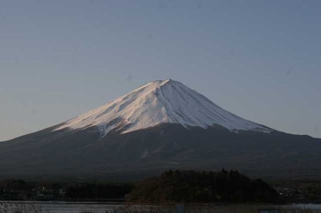河口湖・大石公園にて<br /><br />０６時５３分です。<br />