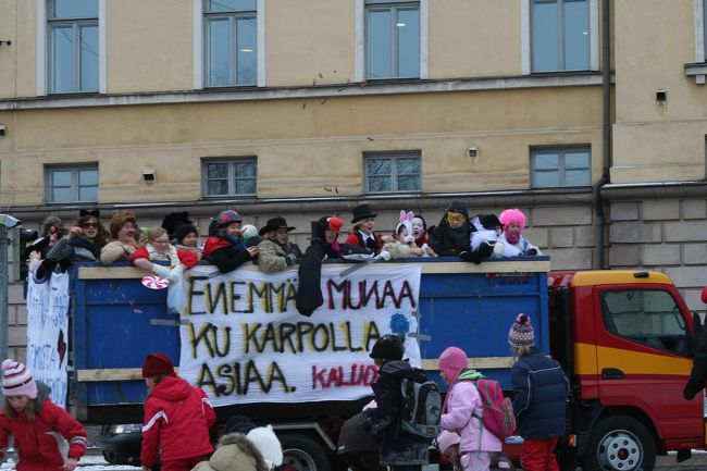 トラックの荷台から子供達がアメをばらまいてました<br />おもしろかった！何のイベントかな？