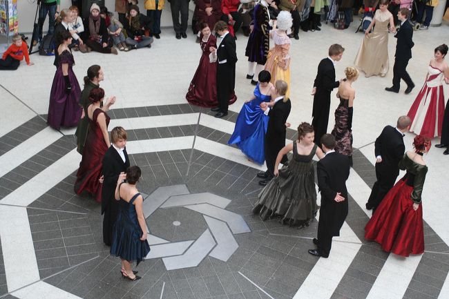 ショッピングセンターの【コスキケスクス】の中で、多分学生？がダンスを披露してました＾＾