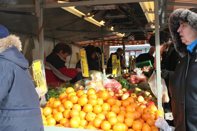 トゥルクのバスターミナル前の広場で朝市？