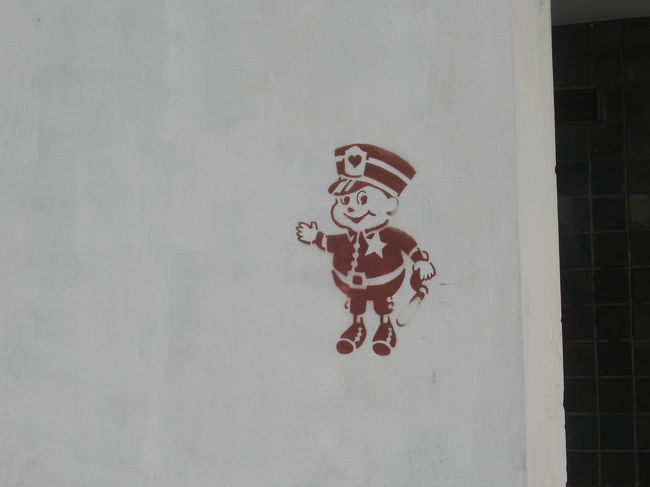 『駐車場はこちらです』かわいい絵の描かれていた壁