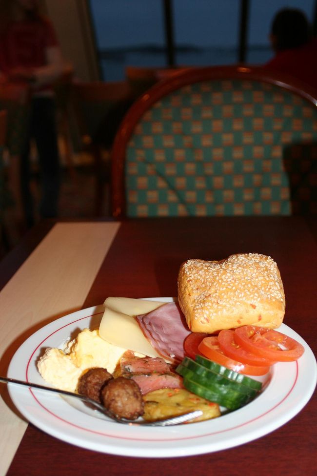 船の中のレストランでブッフェ＾＾もちろんこれ以上に食べました！