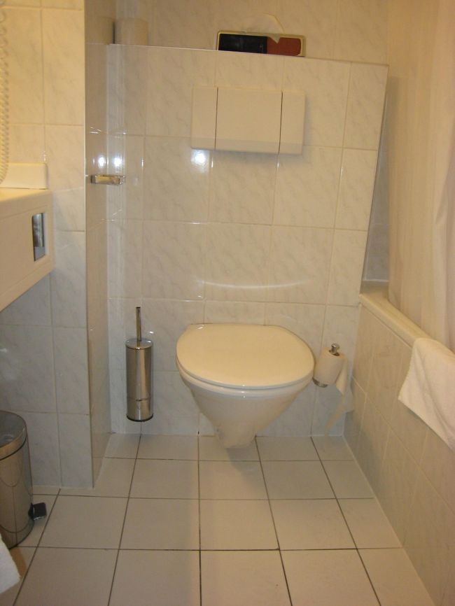 壁掛便器、タンクは隠蔽