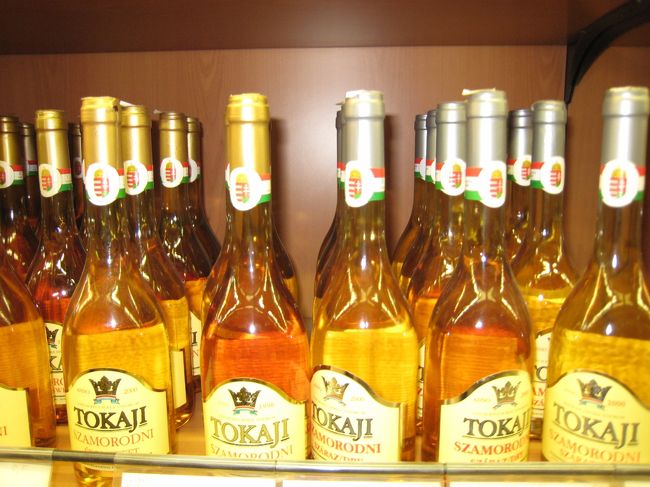 無事国境を越え、トイレ休憩のお店で。ハンガリー特産のトカイワイン