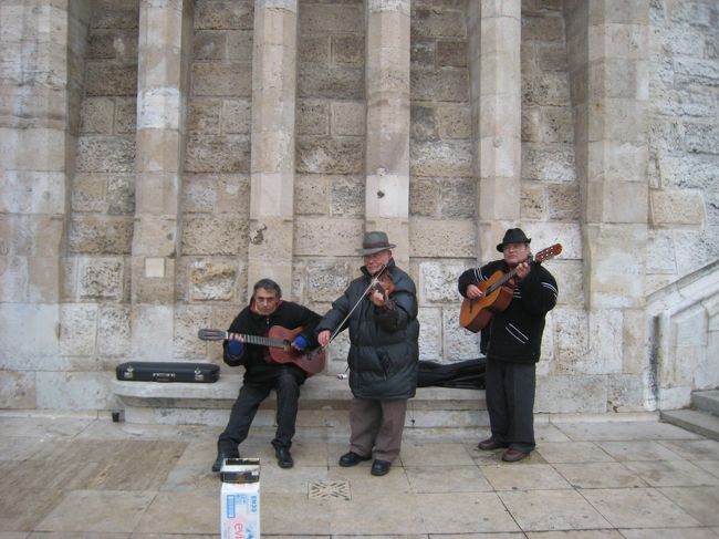 お昼過ぎてやっと観光の始まり。まずは、漁夫の砦。入口のところで演奏していた人達。