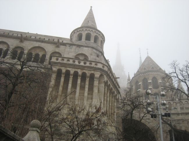 漁夫の砦。天気は・・こんな感じ・・