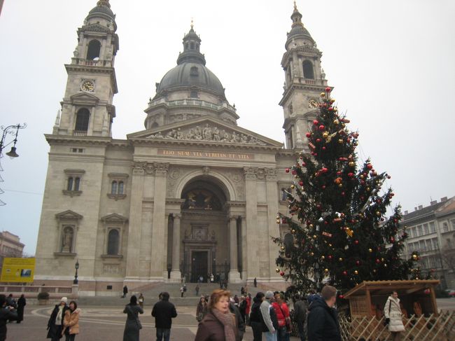 鎖橋をわたり、ペスト地区にある教会へ。<br />1月の初めまでクリスマスの飾りつけが残ってる。<br />すぐに片付けたらもったいないから。日本じゃ考えられない。そういえば、ヨーロッパのエレベータには、「開」ボタンはあっても「閉」ボタンがない所が多い。日本人はすぐ、「閉」ボタンを探す。普段から気持ちにゆとりを持ちたいものです。