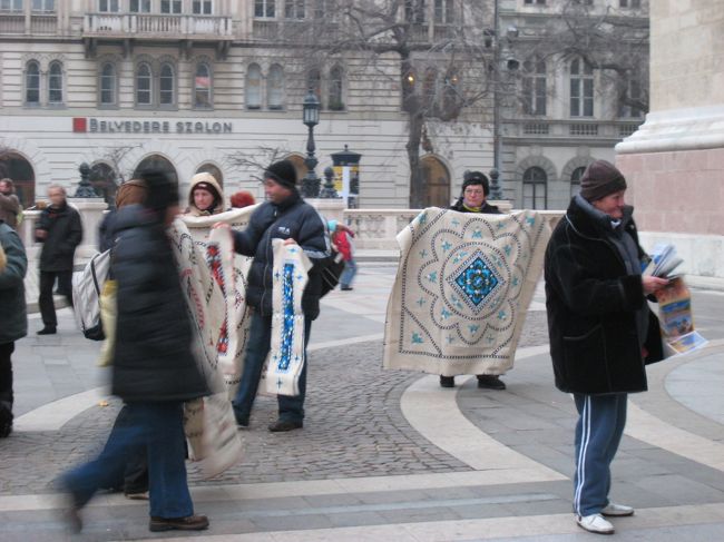 織物を売るおばさんたち。