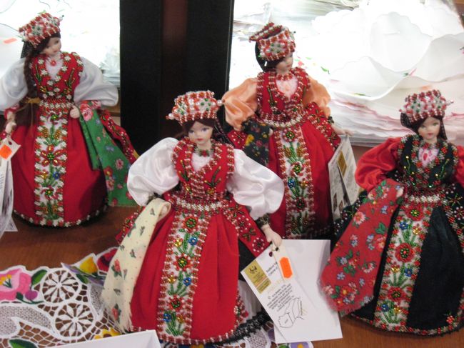 ハンガリー人形。観光客相手で、高価。ハンガリーの物価から考えると高すぎ。