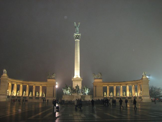 英雄広場。ハンガリー建国1000年の記念碑。<br />1000年王国かあ。1000年前の日本は平安時代。<br />紫式部の頃？