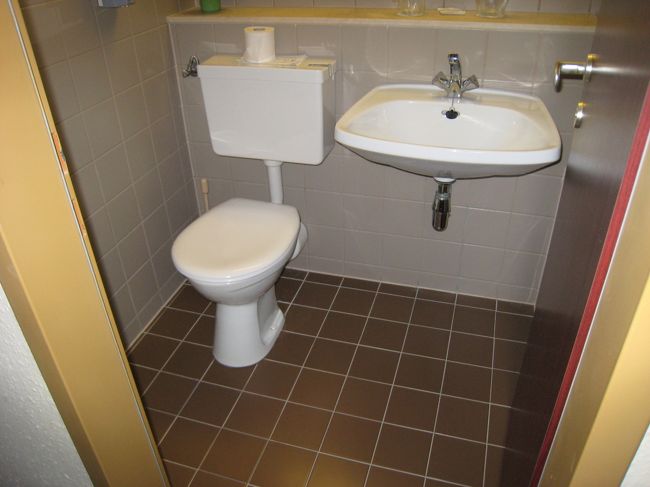 昨日と同じ４つ星のほてるだけど、街中にあるため、ランクが低い。カウンター洗面器じゃない。