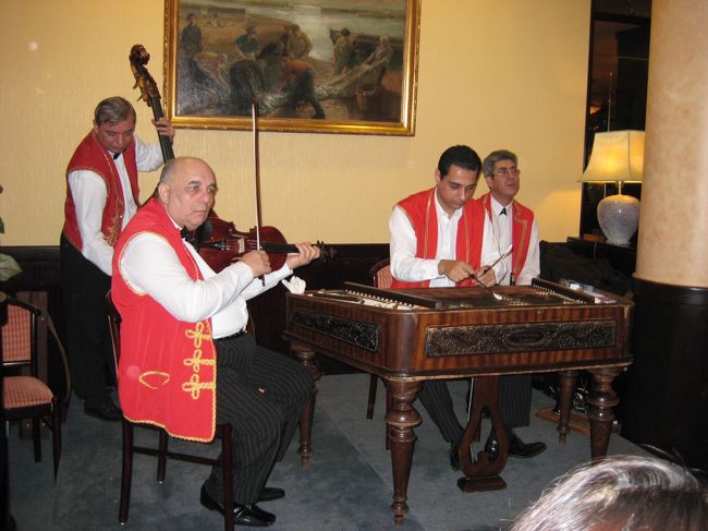 ホテルで夕食。生演奏付。もう一人バイオリン奏者が各テーブルを回りながら演奏してチップをもらう、チップおじさんがいる。