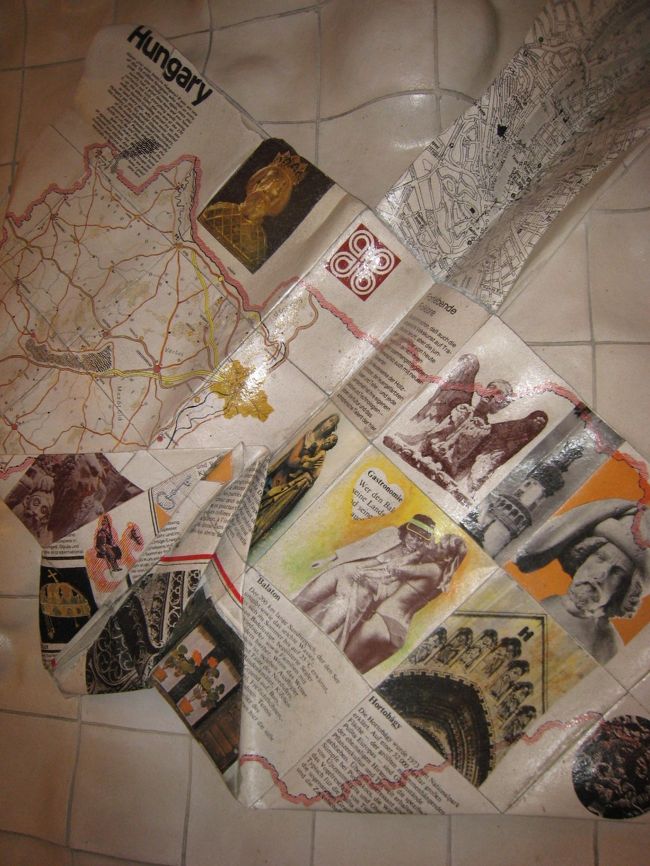 ホテルのロビーの壁にあるモニュメント