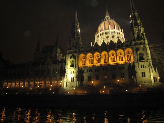 国会議事堂。この中はキンキラキンだとか。