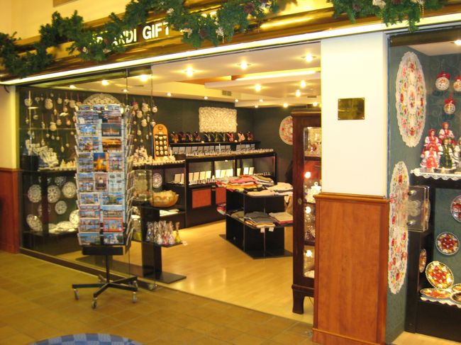 翌朝。ホテルの売店