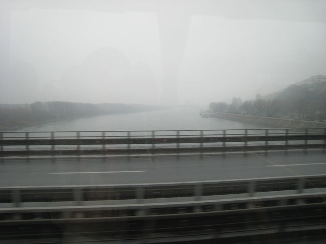 ドナウ川を渡り（今日もこんな天気・・・）スロバキアの首都ブラチスラバに向かうのでした。<br />続く・・