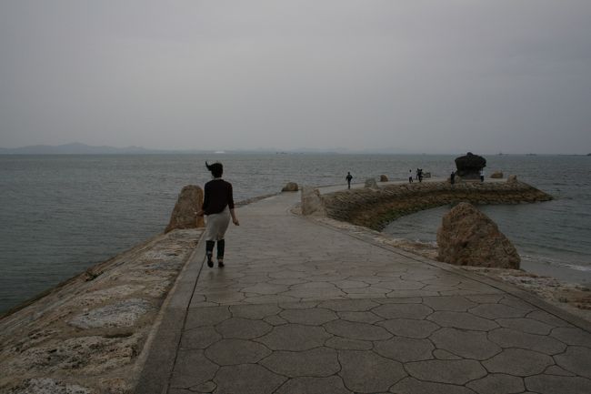 フィニッシュした会場を後にホテルへ戻り海中道路あやはしに行きました。もう雨もあがっていました。<br />天気は曇りでも海は本当にキレイです。
