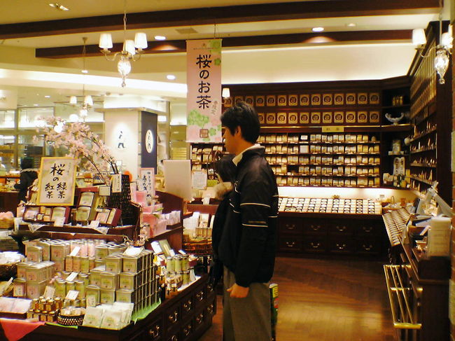 お茶専門天。春ということもあり桜関連の商品がたくさん。