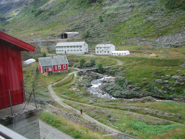 *ﾌﾛﾑ鉄道沿い*<br />老夫婦の前の席に座る｡<br />おじいさんが次は右撮れほれ左撮れと､写真を撮る方向を指図してくれる｡