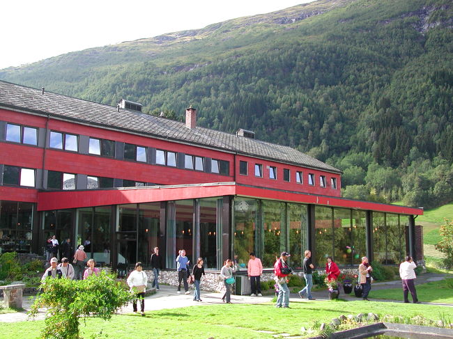 *ｽﾀｰﾙﾍｲﾑﾎﾃﾙ*<br />ｸﾞﾄﾞｳﾞｧﾝｹﾞﾝで下船しﾊﾞｽに乗り換え｡<br />ﾊﾞｽの数が多い！<br />ｼﾞｬﾊﾟﾆｰｽﾞも多い！(ﾍﾞﾙｹﾞﾝから来ているみたい)<br />途中景色の良いらしいﾎﾃﾙで休憩｡