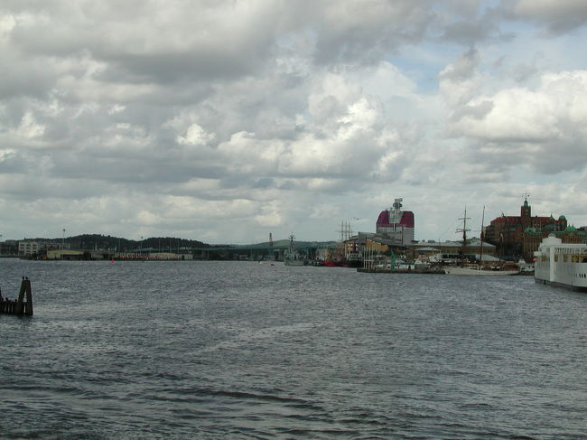 *船からの眺め*<br />ﾎﾃﾙは中心地から離れていて交通の便悪し｡<br />船で中央駅へ向う｡