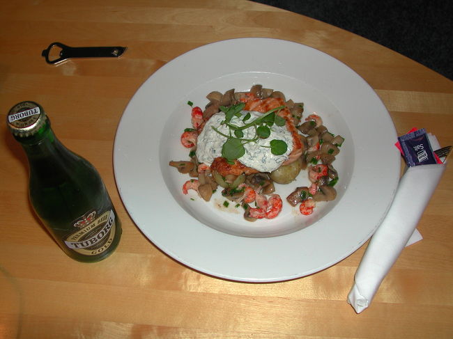 *ｻｰﾓﾝのｸﾞﾘﾙ､ｻﾞﾘｶﾞﾆとﾏｯｼｭﾙｰﾑのｿﾃｰ添え*<br />ｻｰﾓﾝもおいしかったが､添え物のｻﾞﾘｶﾞﾆとﾏｯｼｭﾙｰﾑが絶品｡ﾋﾞｰﾙが進みます｡