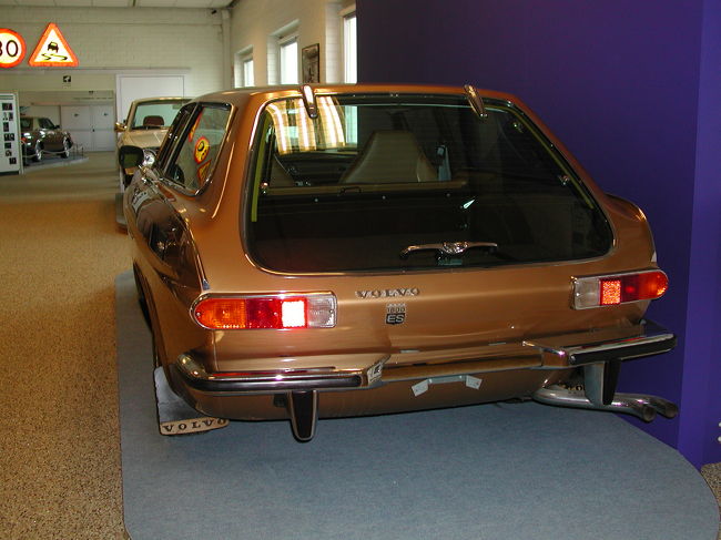 *1800ES*<br />後ろ姿が新型車Ｃ３０に受け継がれています｡