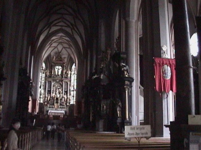 教会の中に入ってみる。