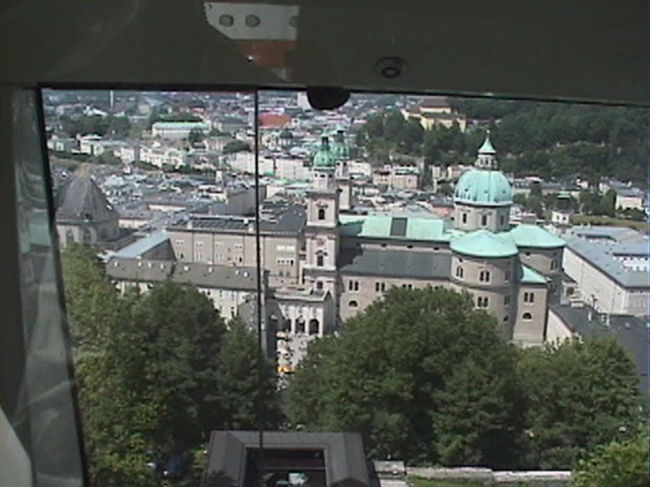 ケーブルカーで上がっていくと街並みが目の前に広がります。