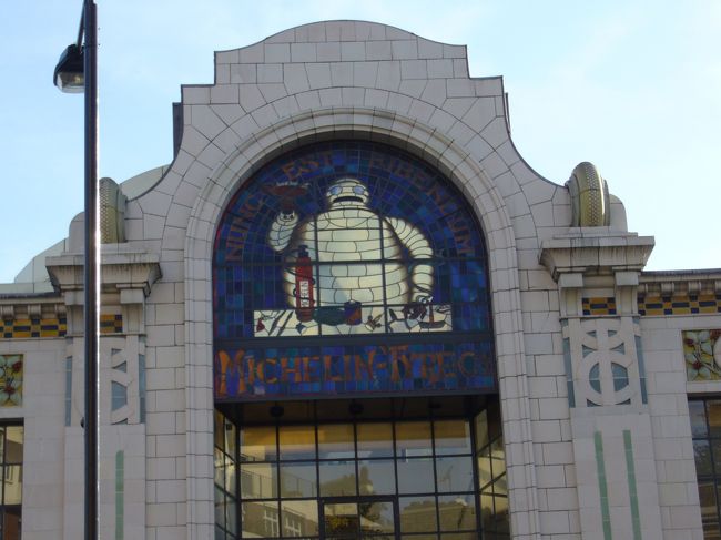 ミシュランのオイスターバーを発見。ビバンダムがどーんと待ってます。