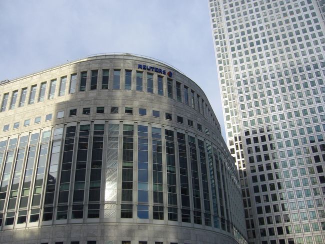 東の新しいエリア、カナリーワーフのロイター通信社。ぴかぴか光ってます。