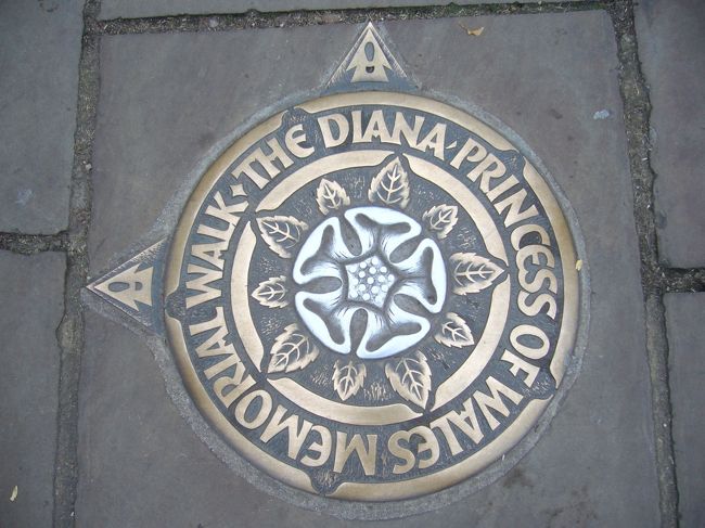 バッキンガム宮殿近くの道路にあったダイアナ妃のメモリアルウォークの碑