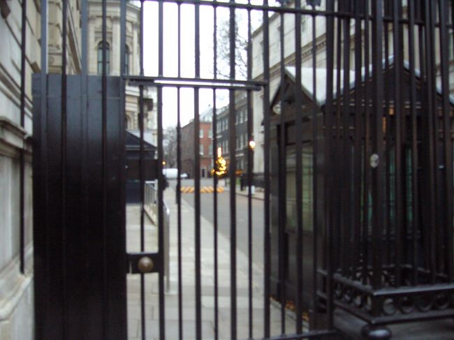 ブレア首相がいる、首相官邸（通称ナンバー１０、ダウニングストリート）。