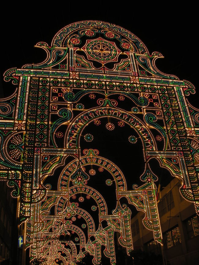 道路が規制されていて、一方通行になっていました。行列につづいて道を曲がるのと突然「ルミナリエ」が現れます。かなりインパクトがあって驚きます。