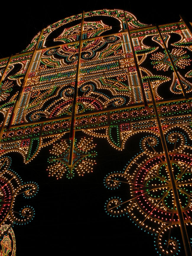 ルミナリエの下をずっと通り過ぎていくと、突き当たり？にはモニュメントの様なものがありました。