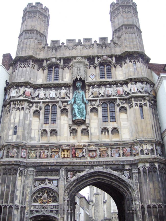 昔習ったカンタベリー物語の舞台、カンタベリー大聖堂の入り口です。英国教会の本山みたいな感じで、カンタベリー司教の言葉が全国紙の1面を飾ることもある、影響力のある教会です。