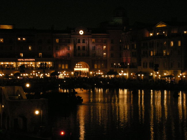 夜のディズニーシーです。<br />雨が降ってメチャメチャ寒かったです。<br />おまけに夜のショーもショートバージョンでした…。