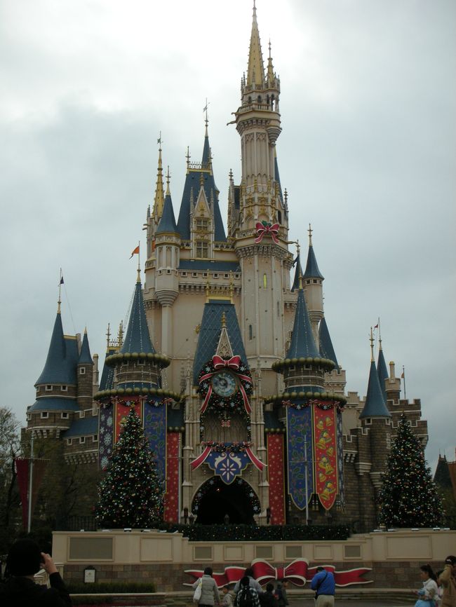 クリスマスバージョンのシンデレラ城です。<br />この日も曇りでしたが、その分かなりすいていました。