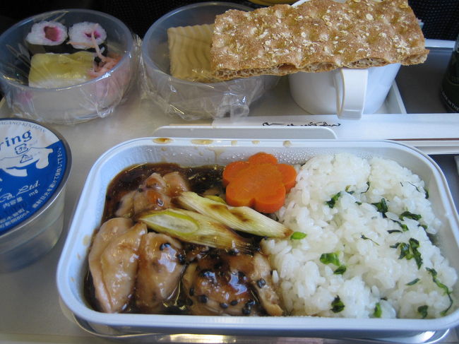 まずウエルカムドリンクとスナックが出て、すぐに食事がでます。<br /><br />この食事の時のパンが温かい！<br />かごに乗せて客室乗務員が配ります。何種類かある中で好きなものを選ぶことができます。おかわりも出来ます。クネッケもありました。<br /><br />★東京→コペン便<br />・チキン<br />・ごはん<br />・漬物のおすし<br />・コーヒーケーキ<br />・ミネラルウォーター<br />・コーヒーor紅茶or緑茶<br />機内食って炭水化物のオンパレードですよね。<br /><br />そのあと、軽い軽食が出て（サンドイッチみたいなもの）着陸1時間半前に噂のミールボックスが出ます。<br /><br />アルコール類は食事の時間以外は有料です。<br />ビール：5USD<br />シャンパン：8USD