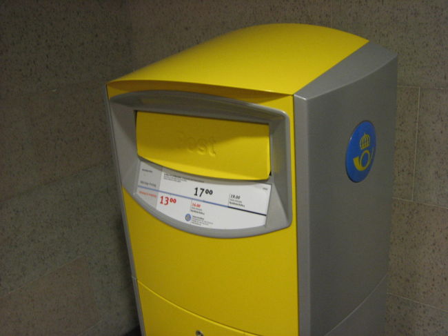 そのコンビニの隣にあったポスト。<br />かわいいー！スウェーデンに着たんだな〜と実感。<br /><br />ちなみに外は犬のフンが普通に落ちてます･･･<br />気をつけねば。