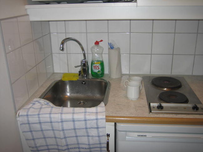 Accome Kistaに到着★<br /><br />ここは滞在型アパートメントで、ミニキッチンや共同ランドリーが付いてます。また空港バスの停留所が目の前、地下鉄Kista駅も目の前、ショッピングモールの中と、とっても便利！！<br />ストックホルム中央駅まで20分くらいかかるけど、<br />全然問題ないです。<br /><br />部屋の雰囲気もシンプルながらなぜか北欧を感じる！（気がする）素敵〜！！<br />キッチンもこじんまりではあるものの、素敵でした★