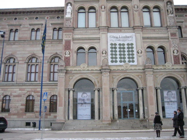 スウェーデン国立美術館（National Museum)<br /><br />お次は国立美術館。<br />ここはリンドベリ展が目的でした<br />大きなバッグはあらかじめロッカーに預けないといけないです。そんなことは知らず係員のおばさまに<br />「ちょーっと荷物が大きいかもね」と言われて<br />あわてて預けにいきました。<br />リンドベリの食器がたくさんあって、満足。<br /><br />中においしそうなレストランがあって、<br />ランチビュッフェをやってましたが<br />激混みのため、断念。くぅーーーっ<br /><br />ストックホルムアラカルトカードで入場可♪<br /><br />★アクセス<br />Kungstradgarden下車　徒歩10分くらい？