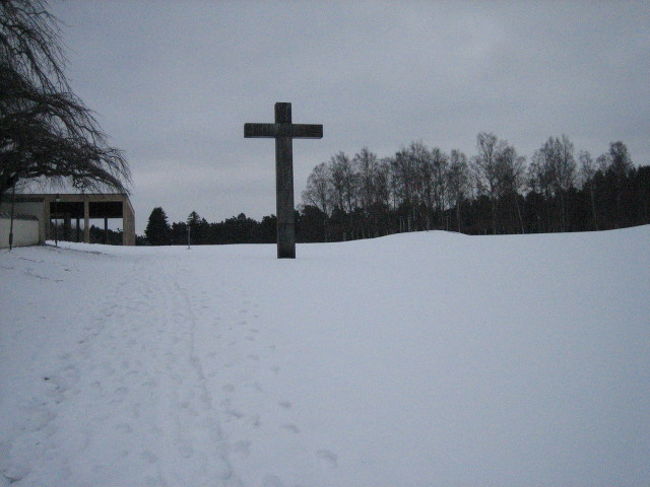 最初の訪問地は、「Skogskyrkogarden(スコーグスシュルコゴーデン)」森の墓場です。墓場スタート！<br /><br />ここはアルプルンドが設計した場所で、世界遺産にも登録されています。キリスト教、イスラム教、ユダヤ教と宗派を問わずおよそ12万の人が眠るそうです。<br /><br />よくみる写真は、芝生にぽつんと十字架があるなんとも素敵な写真だったのですが･･･<br />この日は曇りで小雪が舞ってました。さ、寒い！<br /><br />★アクセス　Skogskyrkogarden下車<br />改札出て右、徒歩3分