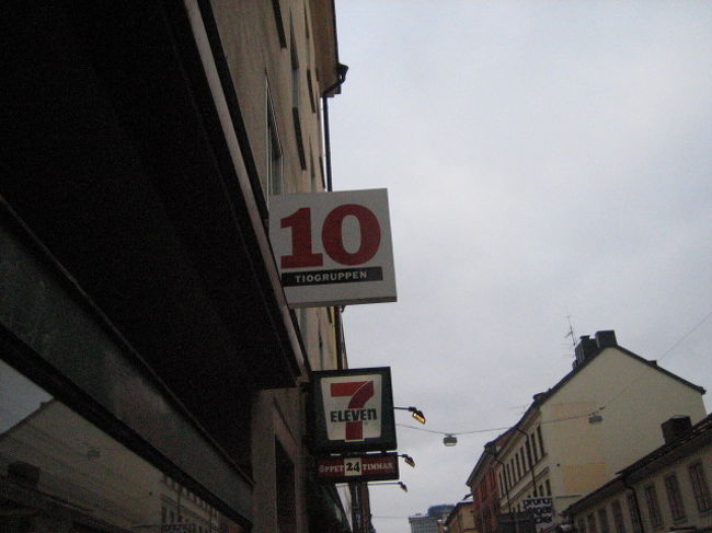 SlussenのGOTGATAN通りに行く<br />ここは雑貨屋さんがたくさんある通りで、<br />一通り見て回りました。<br /><br />写真のお店は、「10-gruppen shop in Stockholm」<br />素敵なポーチやらかばんやらあったけど<br />ちょーっと高くて（涙）結局手がでず。<br />そのほかにも、ORDNING &amp; REDAやApoteket(薬局)などを見て回る。とーっても素敵なんだけど、高いなぁ〜･･･テンションが下がってきた。やばいやばい。<br />やっぱりあのIKEAの価格は破格なんだなということを実感。あれが北欧価格だと思っちゃーいけない。<br /><br />結局Apoteketでオリジナルリップクリーム(小)をお買い上げ（セコイ）<br />でもこのリップ使っている現地の人たくさんみかけました！なかなか優れものだと思います、はい。<br /><br />Apoteket<br />http://www.apoteket.se/<br /><br />★アクセス　地下鉄Slussen駅から徒歩