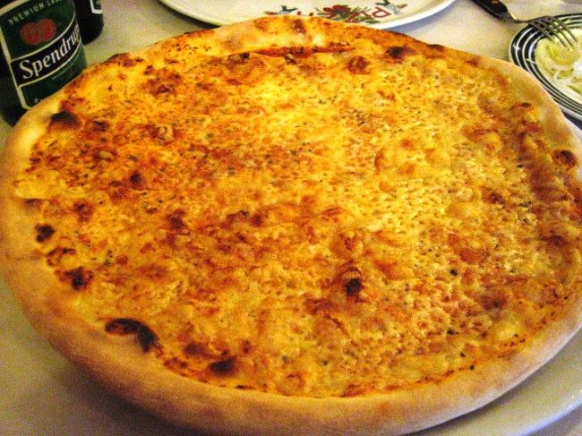 Slussenで食べたピザ<br /><br />スウェーデンはピザが大きくて安いです！薄くてぱりぱりしていておいしい〜。友達とシェアしました。<br />周りを見渡すとみんな1人1枚食べてるよっ！すごいなぁー。結構人気のあるお店らしく、みんなテイクアウトもしてました。<br /><br />ランチセットが、このサイズで(日本でいうLくらい)飲み物(ビール選択可)とちょっとしたサラダとパンがついて1,000円しなかったです。ピザは何種類かから選べます。(60SEKだったかな･･･）シェアしたいというと、二人目は＋20SEKでドリンクが選べ、サラダとパンも食べ放題になります。金額に関しては自信がないです、すみません。<br /><br />駅を背にして、Sodermalm方面に向かって左側に化粧品屋さんがあるのでそこを左にはいったところの左側にあります。