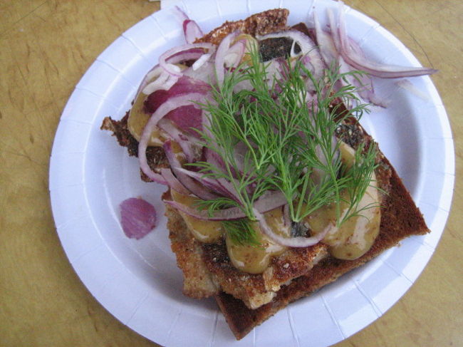 お腹もいっぱいになって出発〜！<br />と、セーデルマルム広場に到着。<br />あの、有名なニシンの屋台（Nystekt Stromming）を発見！（隣はトナカイの屋台）すごいすごいすっごーい寒かった（笑）けど、<br />お腹いっぱいだったけど、ニシンフライのオープンサンドを食べる。お、おいしい〜っ。<br />恥ずかしげもなく写真をとっていると、「どこから来たの？日本？お店の女性がさっきも日本人がたくさん写真とっていったのよぉ〜っ」て言ってました。はい、ニシン屋台かなり日本では有名ですよっ:)<br />