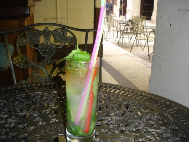 ヘミングウェイが愛したカクテル、モヒート。店によって味が違うが一度飲んだら病みつき。３CUC位。