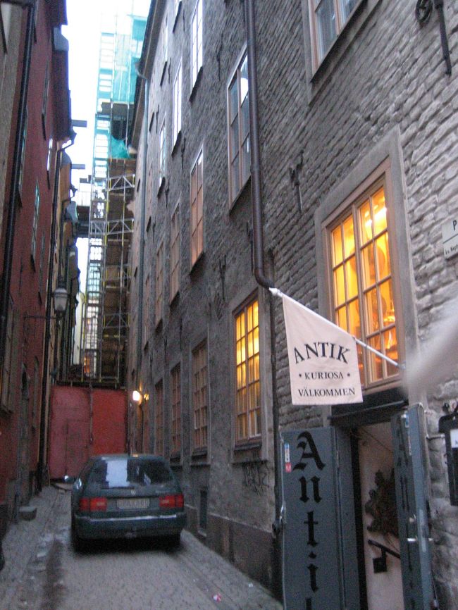 歩いてGamla Stan(ガムラスタン)へ。<br />ガムラ(Gamla)は古い、 スタン(Stan)は街という意味だそうで、ストックホルム中心にある最も古い地区だそうです。<br />王宮や大聖堂なんかがあります。<br />他にも小さくてかわいいお店が立ち並んだ<br />通りなんかもあります。<br />アンティークのお店とか、いかにもなお土産屋さんなどなど。雰囲気としては･･･竹下通りみたいな？感じでした。<br />お天気があまりよくなくて残念；；